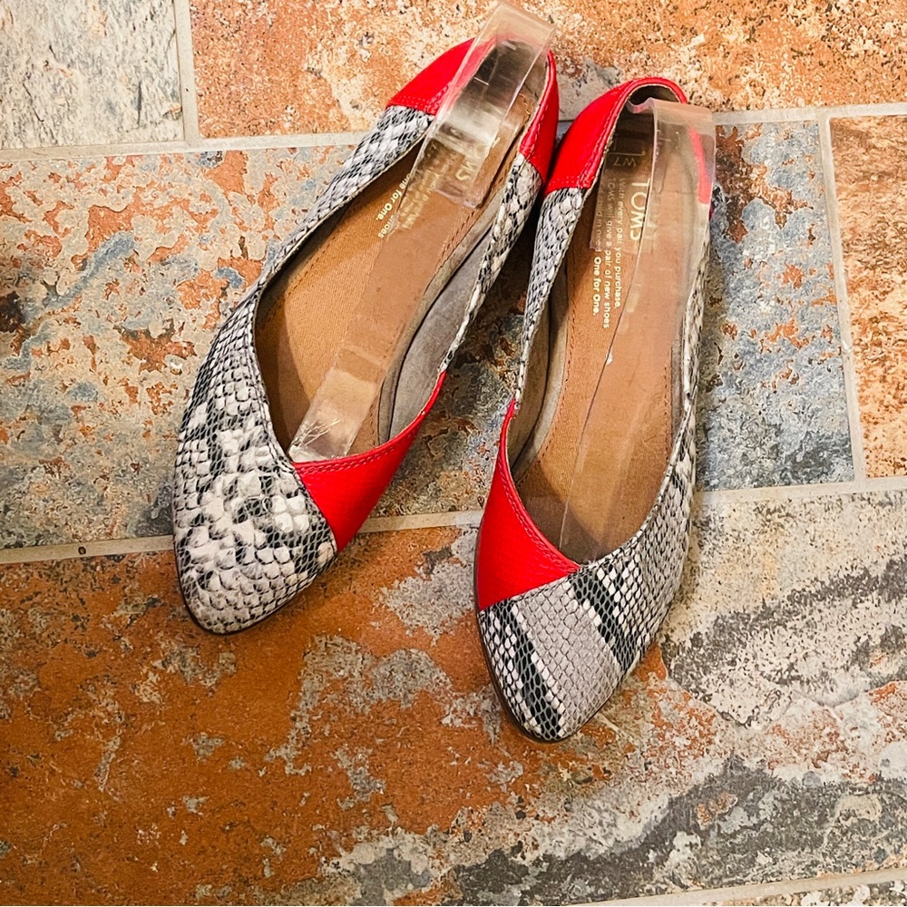 Toms Snake/Python Print Red, Black & White Flats! - image 5